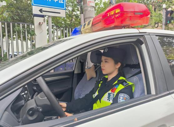 女警王依诺.png